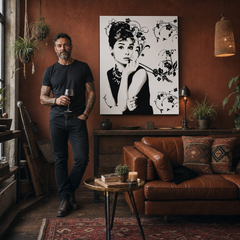 Kézzel festett POP Art festmény Audrey Hepburnről ah6 – kép modern férfi belső térben, lifestyle vizualizáció. Domináns színek: fekete, szürke, rózsaszín.