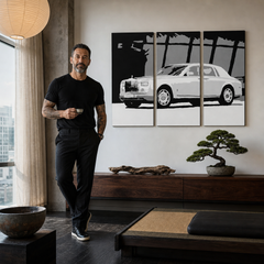Kézzel festett POP Art festmény BENTLEY 3 darab hajlított – kép modern férfi belső térben, lifestyle vizualizáció. Domináns színek: fehér, fekete, szürke.