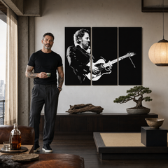 Kézzel festett POP Art festmény Bruce Springsteen 3 db bs – kép modern férfi belső térben, lifestyle vizualizáció. Domináns színek: fekete, fehér, szürke.
