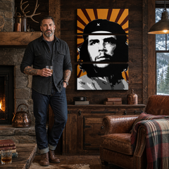 Kézzel festett POP Art festmény Che Guevara 3 darab Che – kép modern férfi belső térben, lifestyle vizualizáció. Domináns színek: sárga, fekete, fehér, szürke, narancssárga.