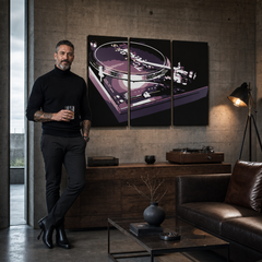 Kézzel festett POP Art festmény DJ 3 darab dj – kép modern férfi belső térben, lifestyle vizualizáció. Domináns színek: fekete, lila, fehér.