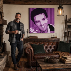 Kézzel festett POP Art festmény Elvis Presley 1 db el4 – kép modern férfi belső térben, lifestyle vizualizáció. Domináns színek: lila, fehér, fekete.