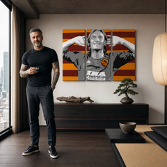 Kézzel festett POP Art festmény Francesco Totti 3 darab tot – kép modern férfi belső térben, lifestyle vizualizáció. Domináns színek: piros, narancssárga, szürke, fekete, fehér.