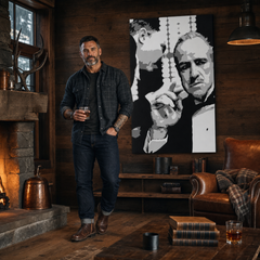 Kézzel festett POP Art festmény GODFATHER 1 db gfoh – kép modern férfi belső térben, lifestyle vizualizáció. Domináns színek: fekete, fehér, szürke.