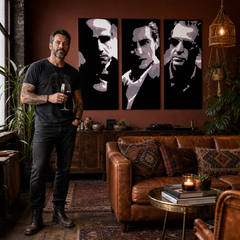 Kézzel festett POP Art festmény GODFATHER 3 darab god3 – kép modern férfi belső térben, lifestyle vizualizáció. Domináns színek: fekete, rózsaszín, fehér.
