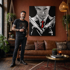 Kézzel festett POP Art festmény HITMAN 1 rész hit2 – kép modern férfi belső térben, lifestyle vizualizáció. Domináns színek: fekete, fehér, piros, szürke, barna.