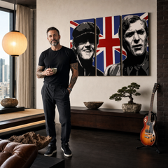 Kézzel festett POP Art festmény Italian Job 3 db ij – kép modern férfi belső térben, lifestyle vizualizáció. Domináns színek: fekete, fehér, kék, piros, barna.