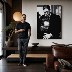 Kézzel festett POP Art festmény Keresztapa 1 db god5 – kép modern férfi belső térben, lifestyle vizualizáció. Domináns színek: fekete, fehér, szürke.