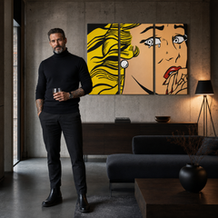 Kézzel festett POP Art festmény LICHTENSTEIN 3 darab li3/x2 – kép modern férfi belső térben, lifestyle vizualizáció. Domináns színek: sárga, fekete, rózsaszín.