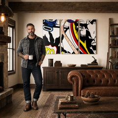 Kézzel festett POP Art festmény LICHTENSTEIN 3 db li – kép modern férfi belső térben, lifestyle vizualizáció. Domináns színek: fekete, sárga, piros, kék, fehér.