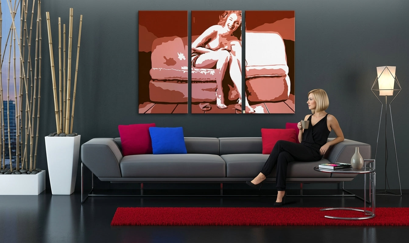 Pop art vászonkép motívummal: Marilyn Monroe bézs-barna árnyalatokban felakasztva az enteriőrben nappali számára | Kézzel festett POP Art kép Marilyn Monroe – enteriőr