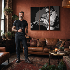 Kézzel festett POP Art festmény Miles Davis 3 db md – kép modern férfi belső térben, lifestyle vizualizáció. Domináns színek: fekete, fehér, szürke.