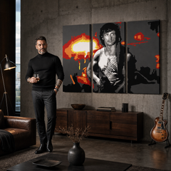 Kézzel festett POP Art festmény Rambo 3 darabos ram – kép modern férfi belső térben, lifestyle vizualizáció. Domináns színek: fekete, narancssárga, fehér, piros, szürke.