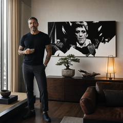Kézzel festett POP Art festmény Sebhelyesarcú 1 rész smk – kép modern férfi belső térben, lifestyle vizualizáció. Domináns színek: fekete, fehér, szürke.