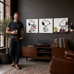 Kézzel festett POP Art festmény SNOOPY 3 darab snoopy – kép modern férfi belső térben, lifestyle vizualizáció. Domináns színek: fekete, piros, sárga.