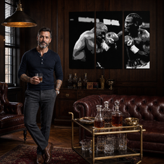 Kézzel festett POP Art festmény Tyson vs. Lewis 3 darabos dobozban – kép modern férfi belső térben, lifestyle vizualizáció. Domináns színek: fekete, fehér, szürke.