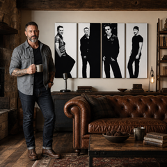 Kézzel festett POP Art festmény U2 fekete színben 4 db U2 – kép modern férfi belső térben, lifestyle vizualizáció. Domináns színek: fekete, fehér, szürke.