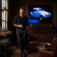 Kézzel festett POP Art festmény Volkswagen Bogár 1 rész k – kép modern férfi belső térben, lifestyle vizualizáció. Domináns színek: kék, fehér, fekete.