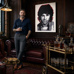 Kézzel festett POP Art Jim Morrison 1 darab jm – kép modern férfi belső térben, lifestyle vizualizáció. Domináns színek: fekete, fehér, szürke, piros.
