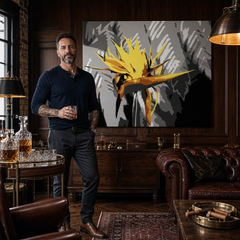 Kézzel festett POP Art virág 1 db kép flo4 – kép modern férfi belső térben, lifestyle vizualizáció. Domináns színek: sárga, fekete, szürke.