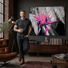 Kézzel festett POP Art virág 1 db kép flo5 – kép modern férfi belső térben, lifestyle vizualizáció. Domináns színek: fekete, rózsaszín, lila.