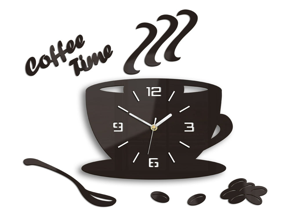 Részletes előnézet a sötétbarna kávéscsésze alakú óra kompozíciójáról, a "coffee time" felirattal és a kiegészítő elemekkel Papilora.