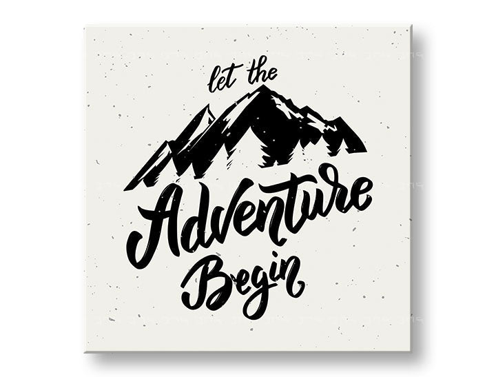 Art deco vászonkép motívummal: Let the adventure begin, hegyek, utazási motívum, motivációs idézet fehér-szürke árnyalatokban, alkalmas a nappali számára – fő