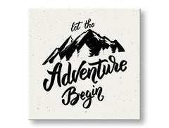 Art deco vászonkép motívummal: Let the adventure begin, hegyek, utazási motívum, motivációs idézet fehér-szürke árnyalatokban, alkalmas a nappali számára – fő