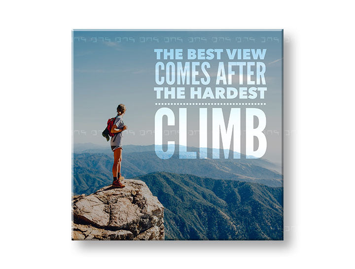 Modern vászonkép motívummal: The best view comes, égbolt, táj, motivációs idézet fehér-kék árnyalatokban, bátorító hangulat, alkalmas a iroda számára – fő