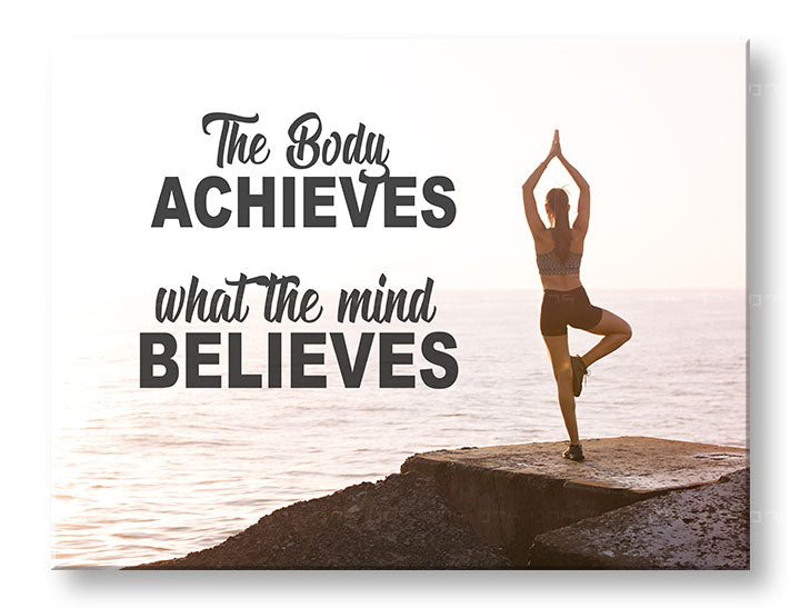Modern vászonkép motívummal: The body achieves, óceán, motivációs idézet fekete árnyalatokban, nyugodt hangulat, belső béke | Motivációs fali kép The body achieves_001 – fő