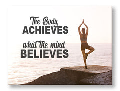 Modern vászonkép motívummal: The body achieves, óceán, motivációs idézet fekete árnyalatokban, nyugodt hangulat, belső béke | Motivációs fali kép The body achieves_001 – fő