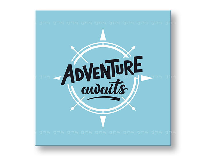 Modern vászonkép motívummal: Adventure awaits, utazási motívum, térkép, motivációs idézet fehér-kék árnyalatokban, inspiráló hangulat – fő