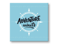 Modern vászonkép motívummal: Adventure awaits, utazási motívum, térkép, motivációs idézet fehér-kék árnyalatokban, inspiráló hangulat – fő