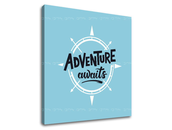 Modern vászonkép motívummal: Adventure awaits, utazási motívum, térkép, motivációs idézet fehér-kék árnyalatokban, inspiráló hangulat – termék