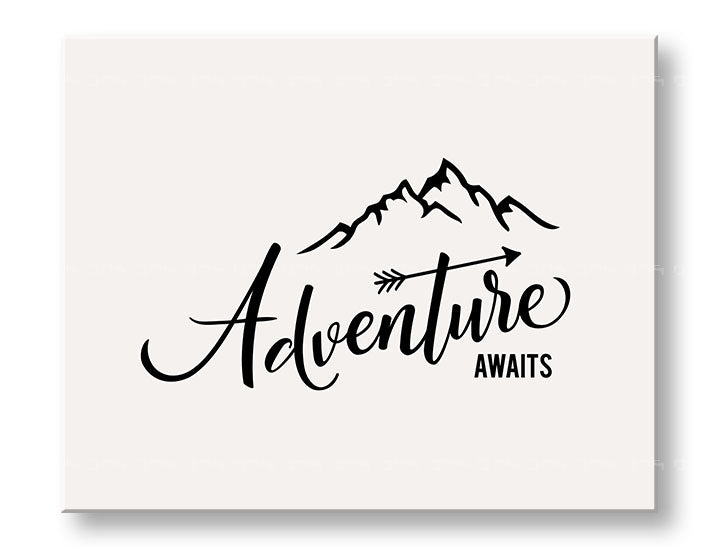 Modern vászonkép motívummal: Adventure awaits, hegyek, utazási motívum, motivációs idézet, természet fehér-fekete árnyalatokban, alkalmas a nappali számára – fő
