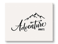 Modern vászonkép motívummal: Adventure awaits, hegyek, utazási motívum, motivációs idézet, természet fehér-fekete árnyalatokban, alkalmas a nappali számára – fő