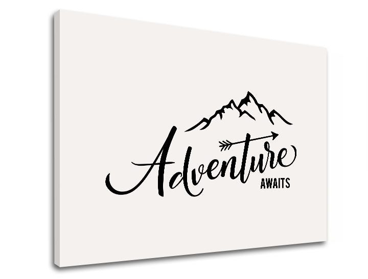 Modern vászonkép motívummal: Adventure awaits, hegyek, utazási motívum, motivációs idézet, természet fehér-fekete árnyalatokban, alkalmas a nappali számára – termék