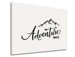 Modern vászonkép motívummal: Adventure awaits, hegyek, utazási motívum, motivációs idézet, természet fehér-fekete árnyalatokban, alkalmas a nappali számára – termék