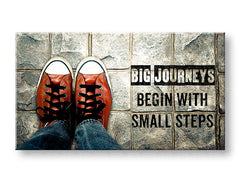 Modern vászonkép motívummal: Big journeys begin, motivációs idézet, sport motívum fehér-szürke árnyalatokban, alkalmas a iroda számára | Motivációs fali kép Big journeys begin – fő