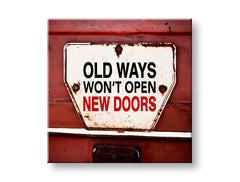 Vintage vászonkép motívummal: Old ways, motivációs idézet fehér-piros árnyalatokban, alkalmas a iroda számára | Motivációs fali kép Old ways_002 – fő