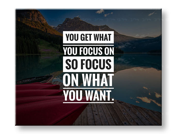Modern vászonkép motívummal: You get what you focus, hegyek, tó, táj, motivációs idézet fehér-kék árnyalatokban, belső béke és természet – fő