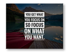 Modern vászonkép motívummal: You get what you focus, hegyek, tó, táj, motivációs idézet fehér-kék árnyalatokban, belső béke és természet – fő