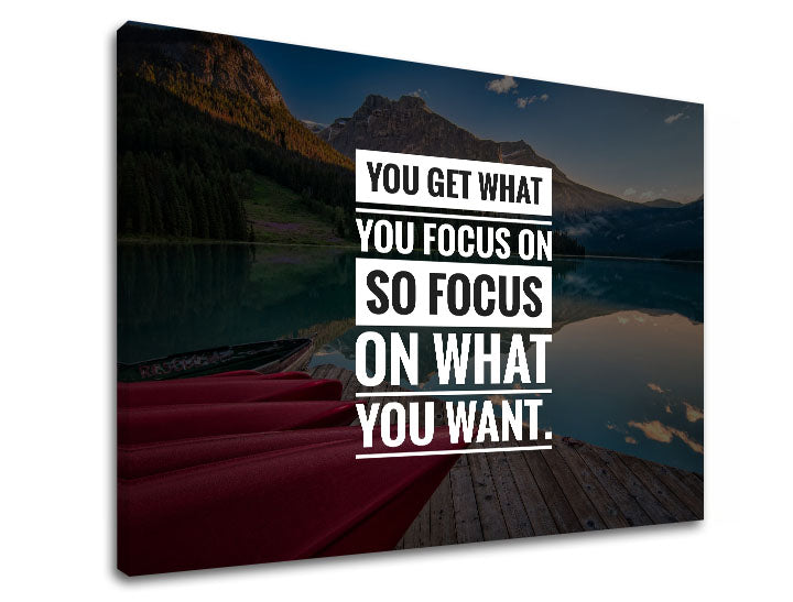 Modern vászonkép motívummal: You get what you focus, hegyek, tó, táj, motivációs idézet fehér-kék árnyalatokban, belső béke és természet – termék