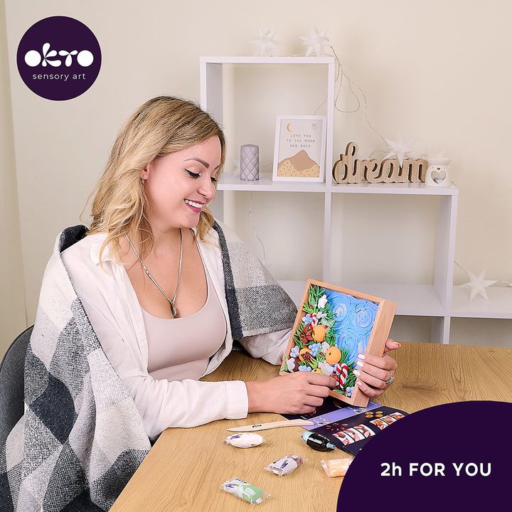 Modern vászonkép lila-zöld árnyalatokban, ünnepi hangulat, természet | OKTO modellező készlet v fa keretben 21 x 21 cm Radosť – termék, nézet 5