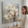 Virágvilág vászonra A delight for your senses 60x60 cm. Modern fali dekor, vászonkép a nappali szobába, egy nő megcsodálja a művet egy stílusos, világos enteriőrben. Papilora (XOBMDFL022E1).