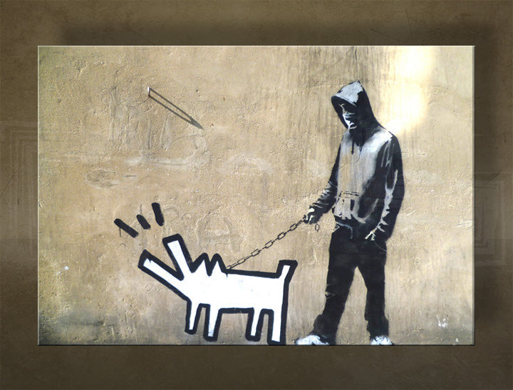 Pop art vászonkép motívummal: Street ART – Banksy, kutya, tenger és tengerpart lila-kék árnyalatokban, többrészes kivitel, alkalmas a nappali számára – fő