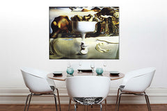 Modern vászonkép motívummal: táj, felhők bézs-barna árnyalatokban, álmok | Vászonkép APPARITION ON FACE AND FRUIT DISH ON A BEACH – Salvador Dalí RE – fő