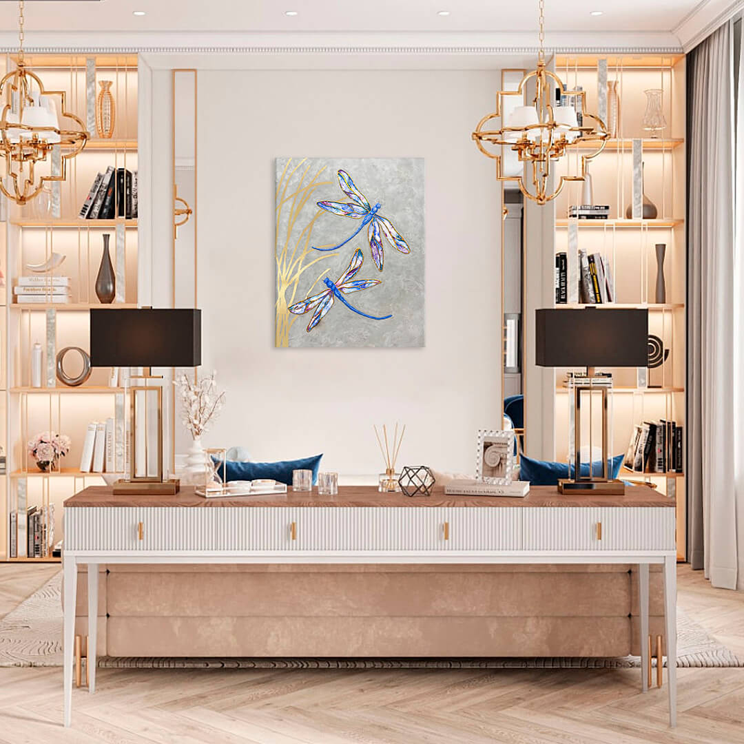 Boho stílusú vászonkép motívummal: PREMIUM ART – Lietajúce vážky szürke-arany árnyalatokban, nyugodt hangulat, természet és elegancia, alkalmas a iroda számára – fő