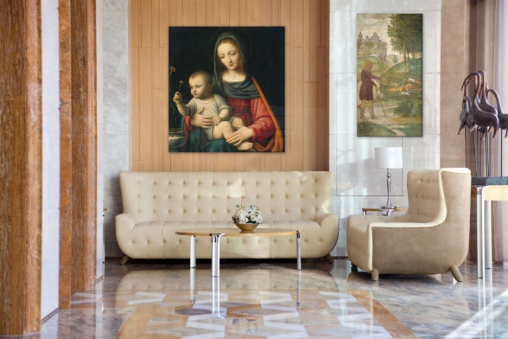 Vintage vászonkép motívummal: REPRODUKCIA – Leonardo da Vinci, virág, térkép, vallási motívum kék-piros árnyalatokban felakasztva az enteriőrben nappali számára – enteriőr