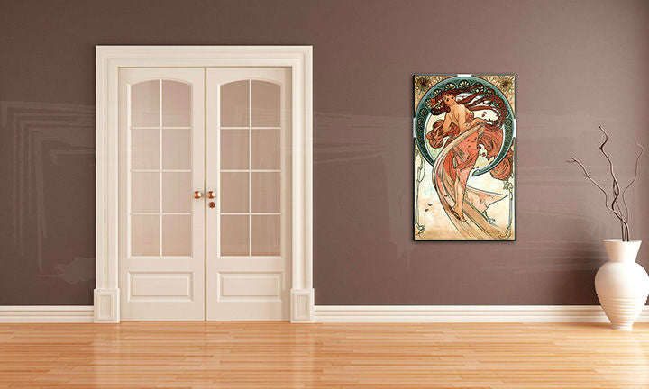 Geometrikus vászonkép motívummal: TANEC – Alfons Mucha, természet kék-arany árnyalatokban felakasztva az enteriőrben előszoba számára, elegáns hangulat – enteriőr